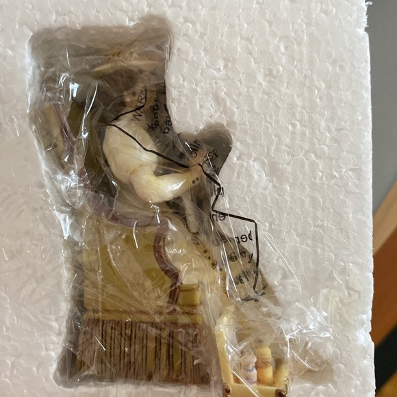 Mini Mrs. Albee Avon figurine. About 3”. Excellent condition, brand new in box - Picture 3 of 3